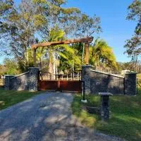 Luxurious Countryside Retreat - Visit our private apartment on our acreage property!, hotel i Park Ridge