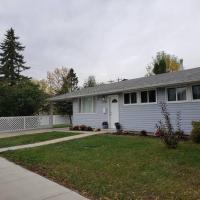 Sweethome - 10 min to Rogers Place & so much more, hotel sa Northwest Edmonton, Edmonton