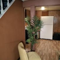 LOVELY ONE BEDROOM BASEMENT PLACE, hotel Frederickben