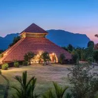 SaffronStays Satori Aves, Ultra Luxe Cottages On 8 Acres Estate, By The Mulshi Lake、Mulshiのホテル