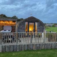 Beautiful couples retreat with hot tub, central heating and views- The Bee Hive by Get Better Getaways