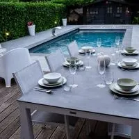 Chez Sabine et Eric Maison pour 6 personnes avec piscine chauffée et jacuzzi privé, hotel v destinaci Andenne