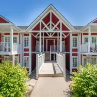 Country Club Charm - 4-Bed Radiant Resort Condo, hotel en Edgar