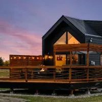 Modern Tiny Cabin, with Hot tub in Choteau MT, hotelli kohteessa Choteau