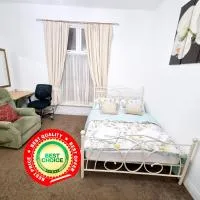 Spacious Apartment Near Rochdale Centre Train Tram Bus Free Parking Fast Wi-Fi, hotell i Rochdale