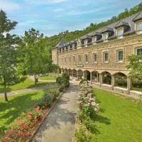 LOGIS HOTEL L'HÔTEL DES BAINS - Salles-la-Source, hotell i Salles-la-Source