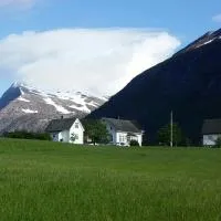 Dønhaug Gard, hotel v mestu Uskedalen