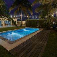 Sompteuse villa avec piscine à 5 min de la plage, hotell i Pointe-Noire