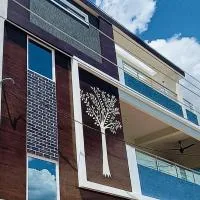 Tirupati में, होटल TrueLife - Chinmai Nivas - Breakfast Included - Modern 2BHK homes for families - Tirumala Mountain View - Fast WiFi - Many restaurants nearby - Hall, AC bedrooms, Modular Kitchen - Android TV - 250 Jio Channels - Top Service with lots of Love