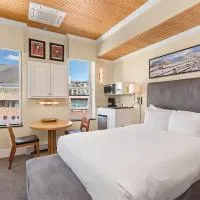Independence Square 305, Remodeled, 3rd Floor Hotel Room in Aspen's Best Location, hotel a Aspen