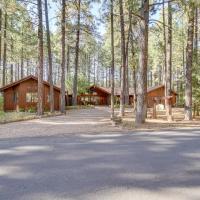 Pinetop Cabin Paradise with 2 Fireplaces and Hot Tub!