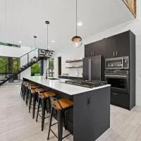 Enchanting Waterfront Cabin w Private Boardwalk, ξενοδοχείο σε Broken Bow
