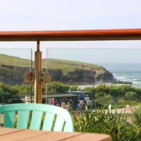 Beachside apartment, sea views