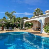 Luxury Villa Heated Pool, walk to S&atilde;o Rafael Beach, Albufeira: Albufeira'da bir otel