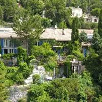 Le Vallon du Brec - Jardin classé remarquable، فندق في Coursegoules