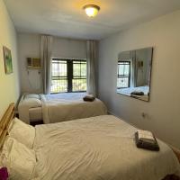 Spacious Bedroom for 4 in shared Townhouse+garden，布魯克林威廉斯堡的飯店