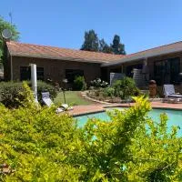 Footprints Self Catering Indoor Heated Pool and Fireplaces, hotel u gradu 'Lanseria'