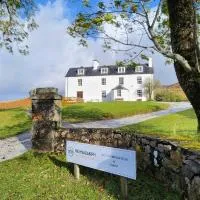 Inchnadamph Explorers Lodge، فندق في Inchnadamph