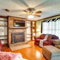 Charming Lake Charles Home with Patio and Grill, hotel near Lake Charles Regional Airport - LCH, Lake Charles