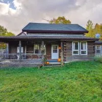 Private Yard & Deck: Adirondack Cabin Retreat!, hotel in West Chazy