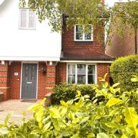 The Woodlands Captivating 5-Bed House in Horley
