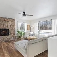 Serene Palmer Home: Walk to Downtown & Riverfront!, hotel en Palmer