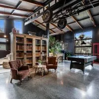 The Black Barn, Romantic getaway, Hot tub with TV, hotel i Auckland