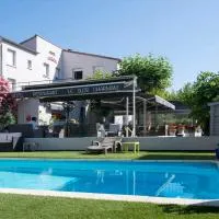 Hôtel Restaurant Le Clos Charmant, hotel u gradu Valon Pon d'Ark