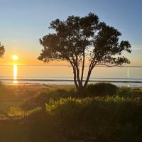 Beachfront Bliss - Your Parapara Seaside Retreat, hótel í Parapara