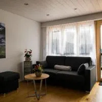 Moderne 2-Zimmer-Wohnung in Albinen mit Aussicht, hotel en Albinen