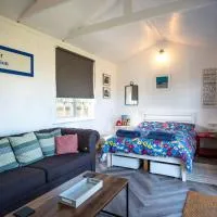 The Other Red Hut, hotel in Rye Harbour
