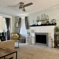 Lakeview - Lake Erie - Ashtabula, OH - 5 Min to GOTL - Fireplace- Deck - King Bed, hotel di Ashtabula