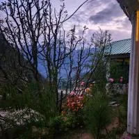 L'Ashrum Cafe & Inn, hotel v destinácii Tosh