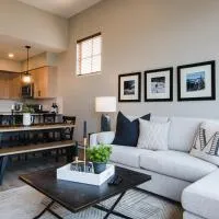 Luxury Top Floor Ski in Ski Out Private Hot Tub and Mountain Views, hotel Sun Peaksben