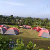 Camp Bukit Biru Kalimantan: Tekalong, Pangsuma Airport - PSU yakınında bir otel