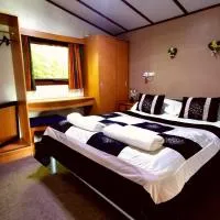 The Raddle Inn Log Cabins, hotel din Croxden