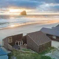 Ocean Front...Sand in your toes getaway!!, hotel a Pacific City