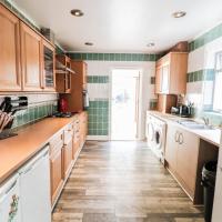4 Bed House - Free WiFi