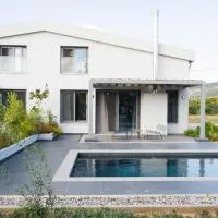 Sea breeze suites Mistral 4 per with private pool, viešbutis mieste Kandija