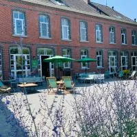 De Lotuspoort met Mihr's B&B in de Abdij van Bornem, hotel u gradu Bornem