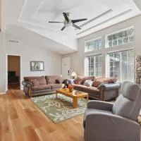Newly Renovated Retreat on 6 Acres, Discover Murphys Lodge with Scenic Views!, hotelli kohteessa Murphys