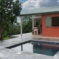 Lodge traditionnel et sa piscine vue mer, hotel en Gallochat