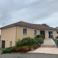 UNE AGREABLE CHAMBRE INDEPENDANTE, hotel u gradu 'Rilhac-Rancon'