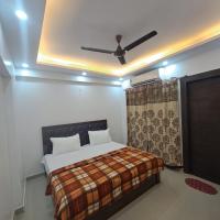 Gokul 3 BHK Entire Luxury Flat Bharat City Ghaziabad near Hindon Airport Delhi, отель рядом с аэропортом Hindon Airport - HDO в городе Газиабад