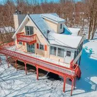 PoconoChalet-Hot Tub-Grill-Firepit-Games, ξενοδοχείο σε Long Pond