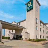 Quality Inn & Suites Roanoke - Fort Worth North, hotelli Roanokessa lähellä lentokenttää Fort Worth Alliance -lentokenttä - AFW 