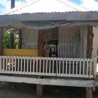 Vacation beach fale، فندق في Manase