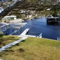 3 Bed, 2 Bath, Waterfront, Dock, Large Driveway, hotel v destinácii Tavares