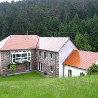 Gîte Gretel, in lush greenery, on the edge of a stream