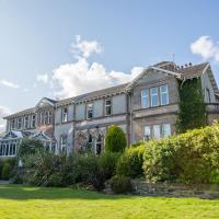 Rosslea Hall Hotel, hotel i Rhu